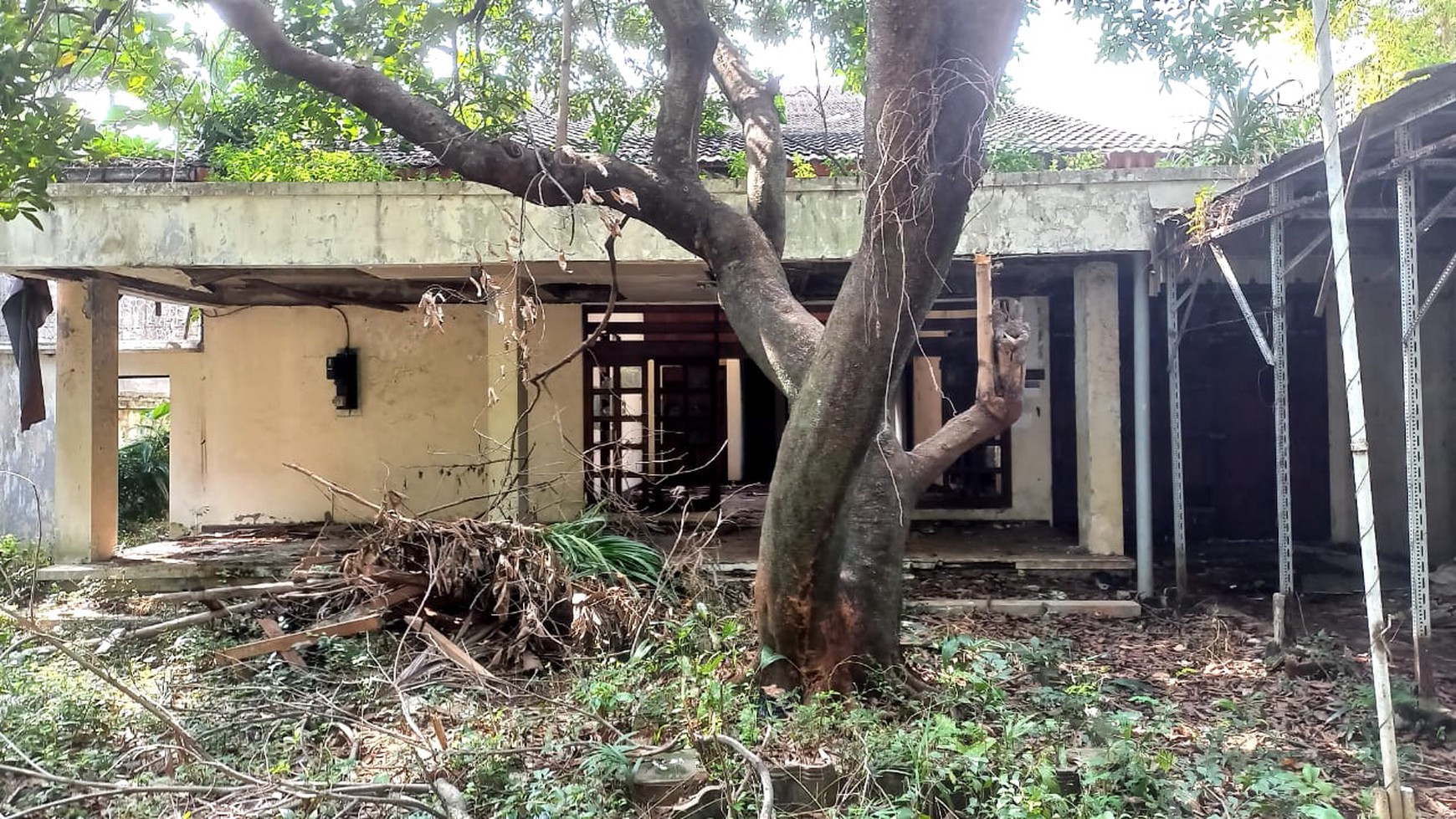 RUMAH MENTENG LOKASI STRATEGIS, LINGKUNGAN AMAN DAN COCOK UNTUK HUNIAN MAUPUN KANTOR