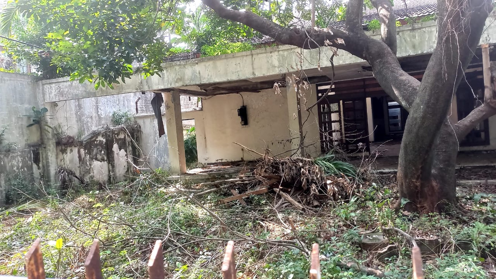 RUMAH MENTENG LOKASI STRATEGIS, LINGKUNGAN AMAN DAN COCOK UNTUK HUNIAN MAUPUN KANTOR