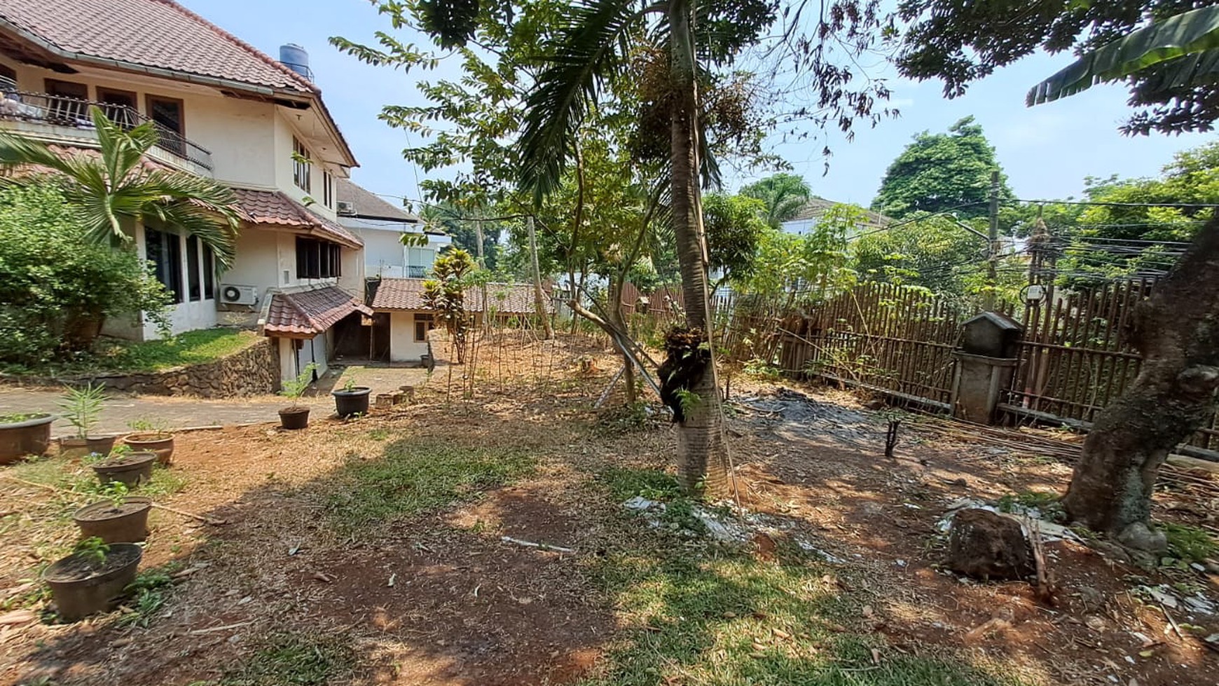 Rumah Lokasi Strategis dengan Halaman Luas @Lebak Bulus, Cilandak