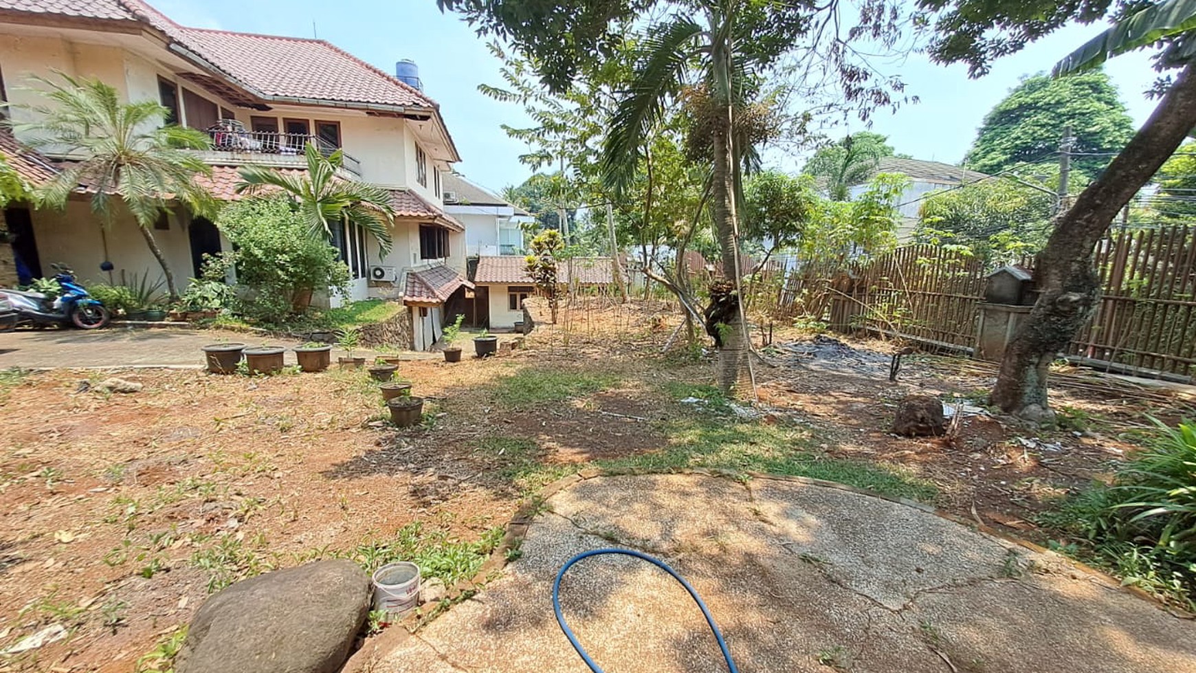 Rumah Lokasi Strategis dengan Halaman Luas @Lebak Bulus, Cilandak