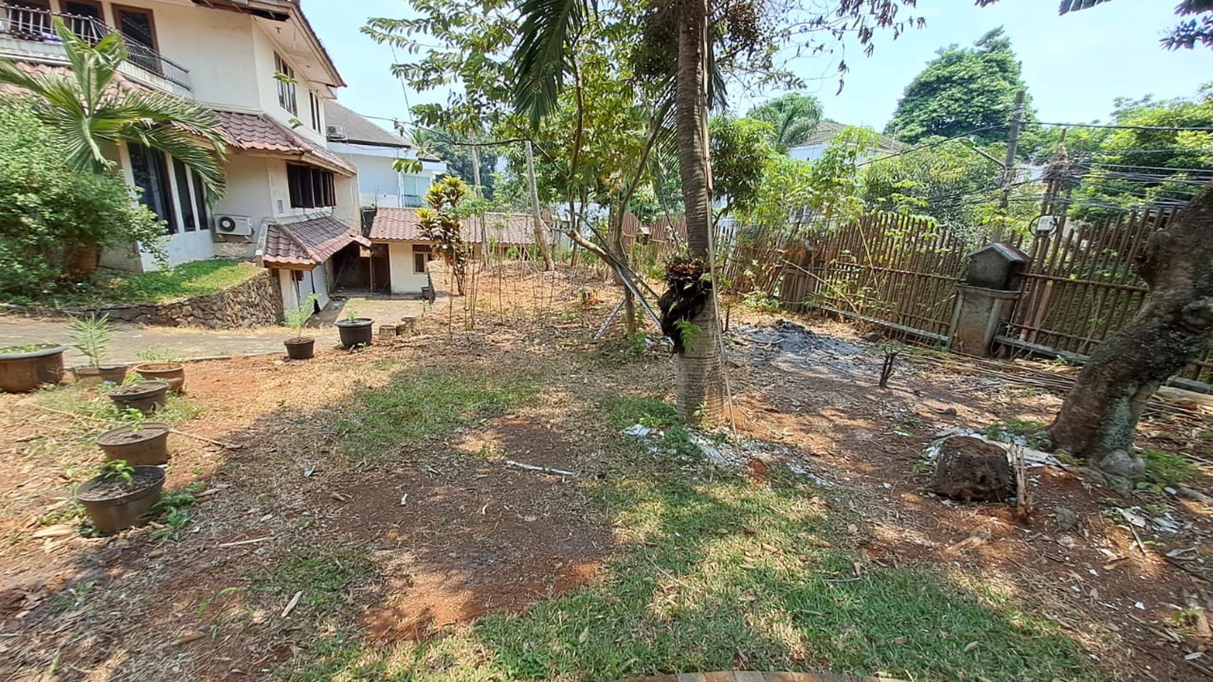 Rumah Lokasi Strategis dengan Halaman Luas @Lebak Bulus, Cilandak