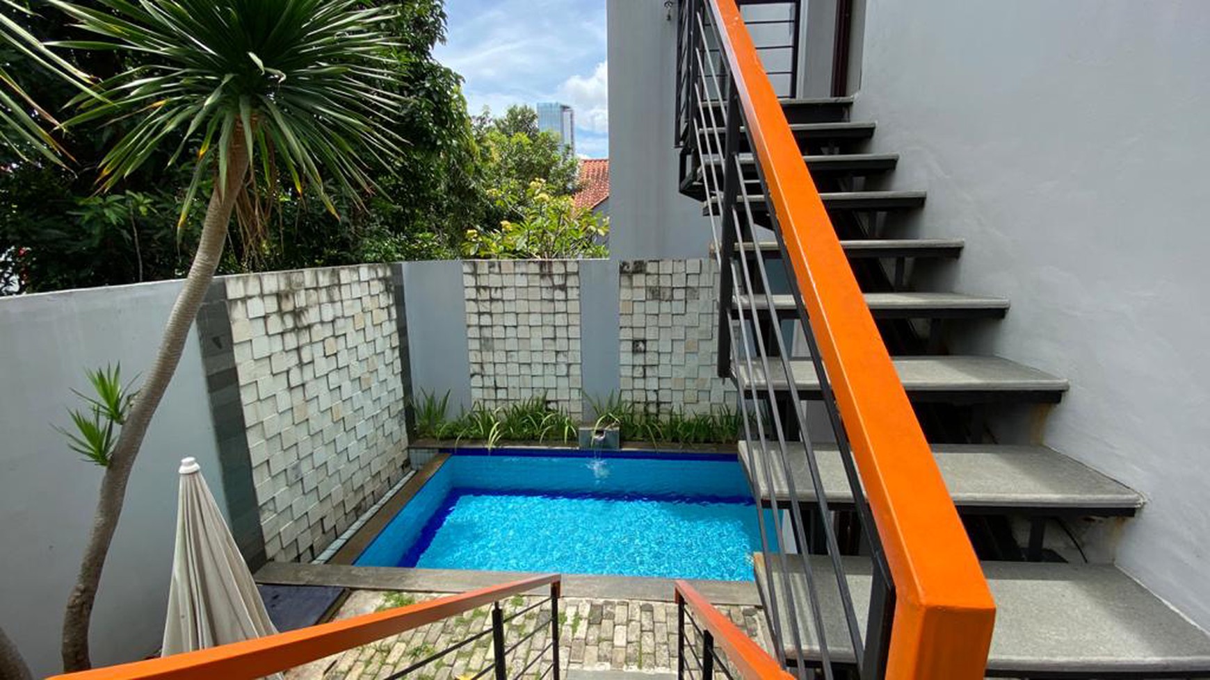 Dijual Rumah + kost an 3 Lantai di Jl. Intan, Cilandak