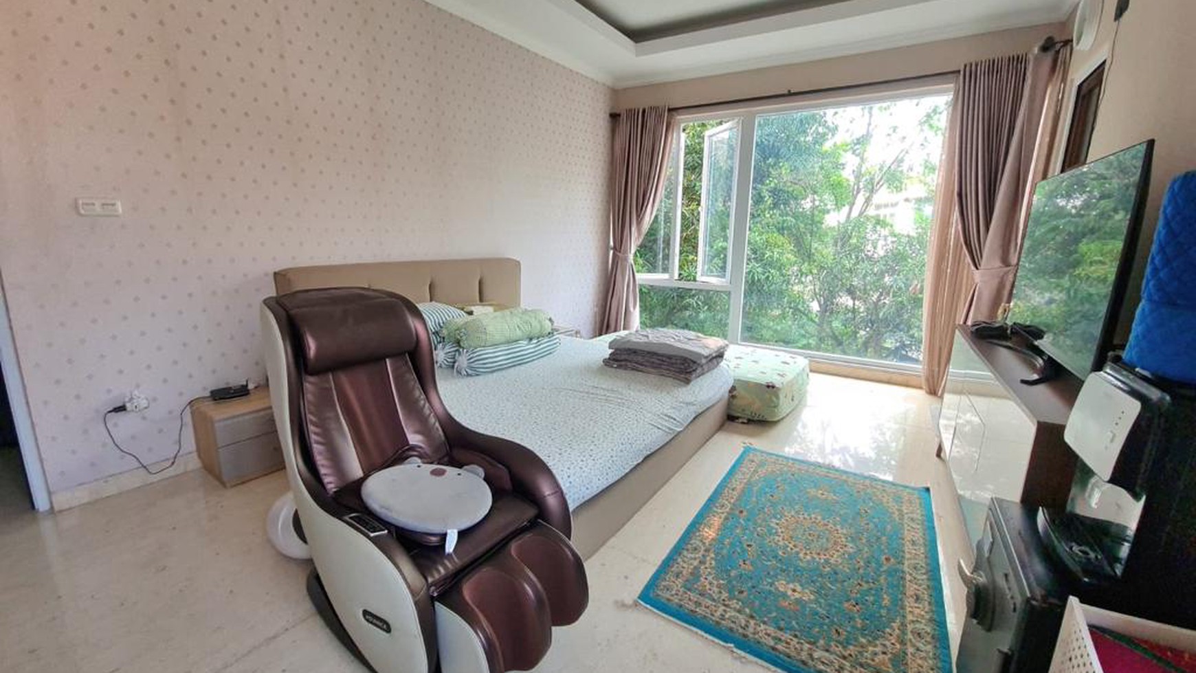 Rumah Mewah Semi Furnished di Bintaro Sektor 9 dengan Kolam Renang