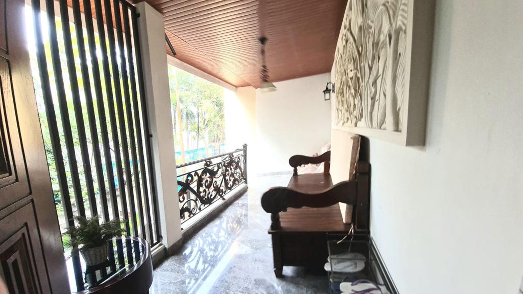 Rumah Mewah Semi Furnished di Bintaro Sektor 9 dengan Kolam Renang