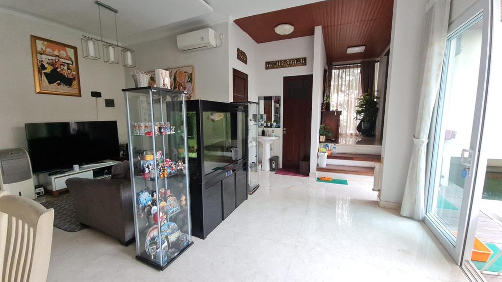 Rumah Mewah Semi Furnished di Bintaro Sektor 9 dengan Kolam Renang