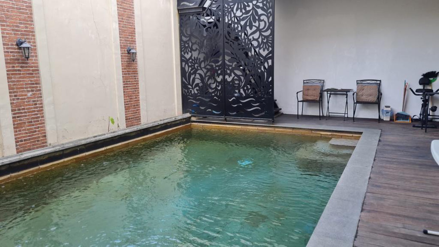 Rumah Mewah Semi Furnished di Bintaro Sektor 9 dengan Kolam Renang