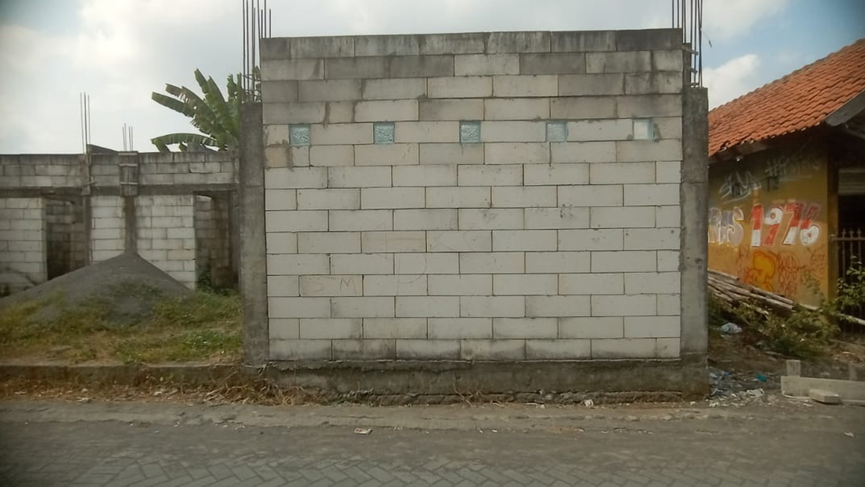 Tanah Dengan Konstruksi Bangunan Lokasi Dekat Ambarukmo Plaza