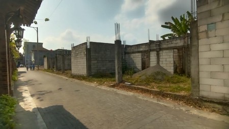Tanah Dengan Konstruksi Bangunan Lokasi Dekat Ambarukmo Plaza 