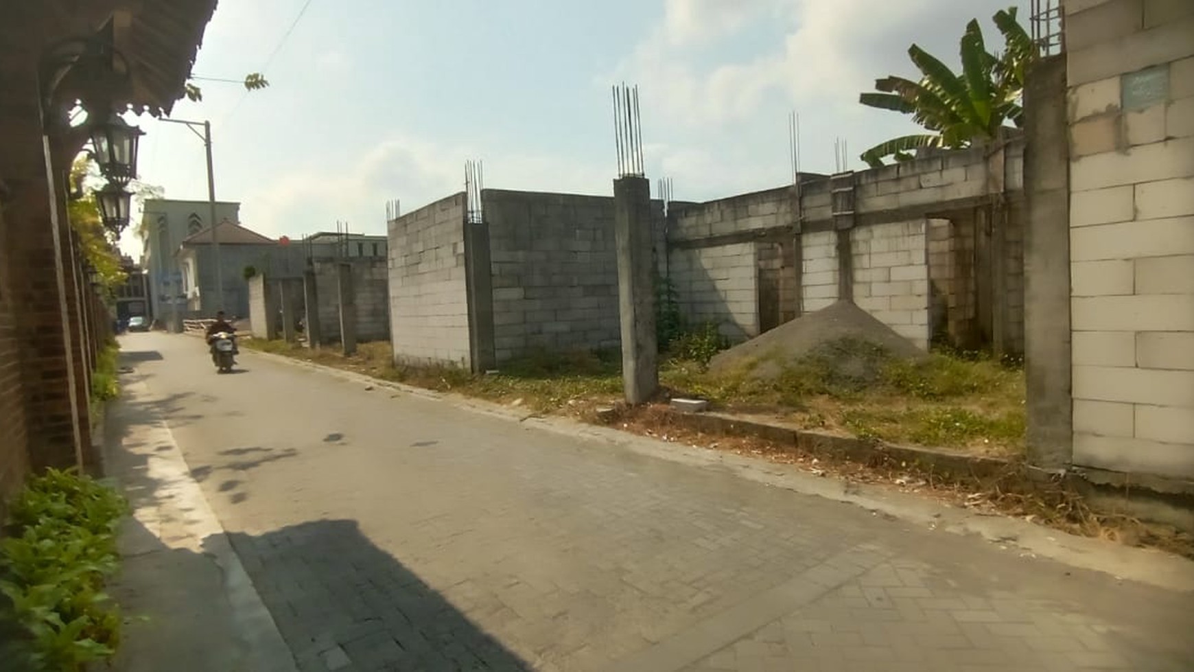 Tanah Dengan Konstruksi Bangunan Lokasi Dekat Ambarukmo Plaza
