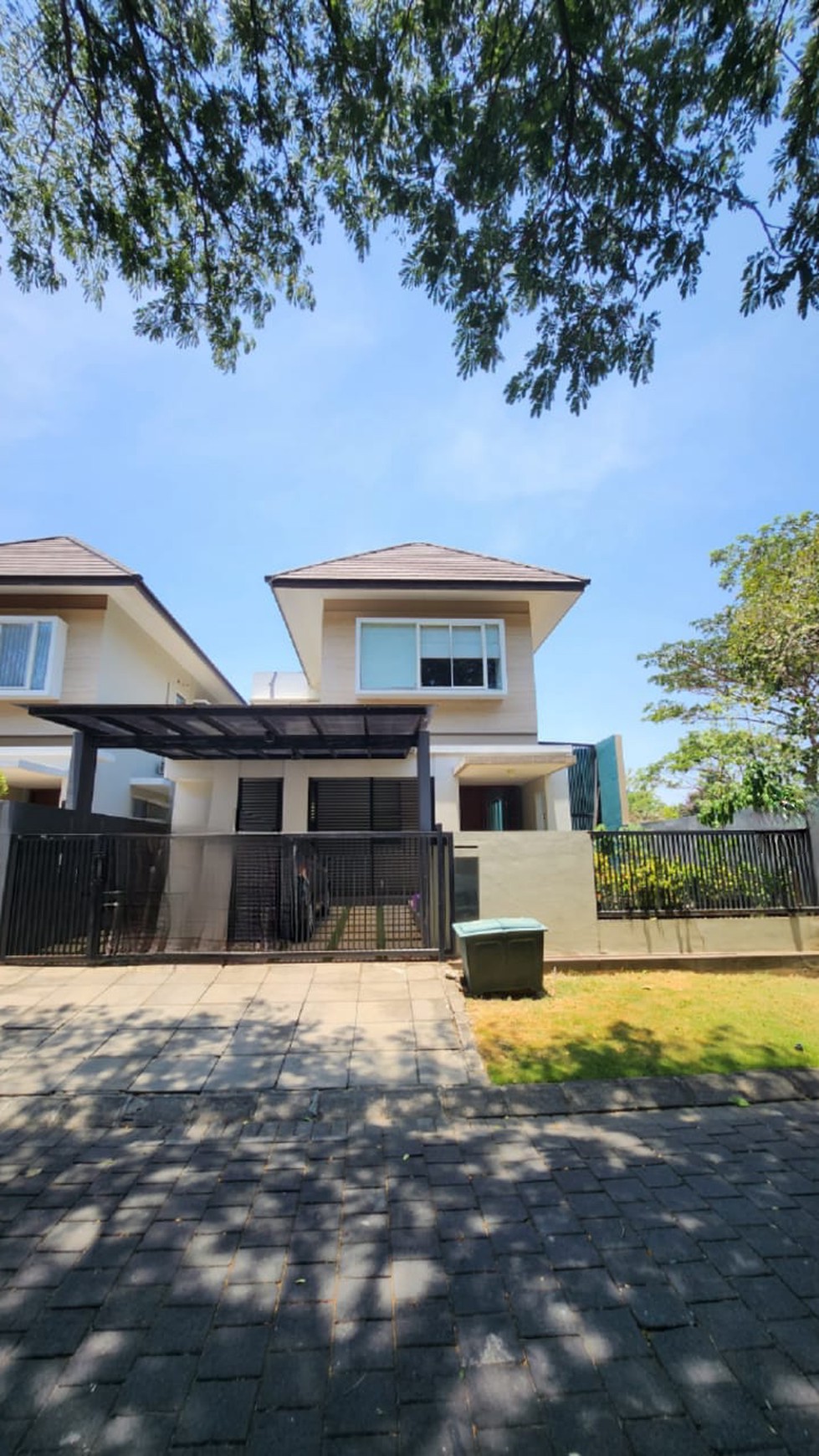 Rumah Graha Natura Surabaya - MURAH - LUAS  Dekat GWalk Citraland, Pakuwon Indah , Graha Family