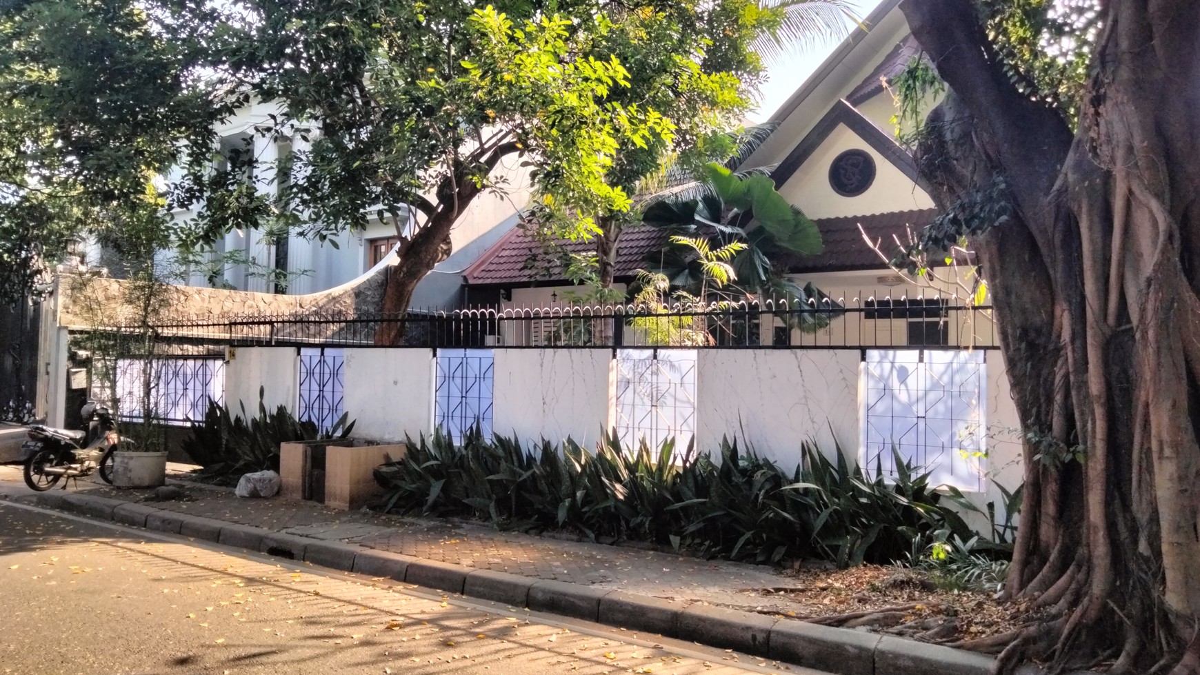 Sewa rumah tenang di Jl Banyumas Menteng 