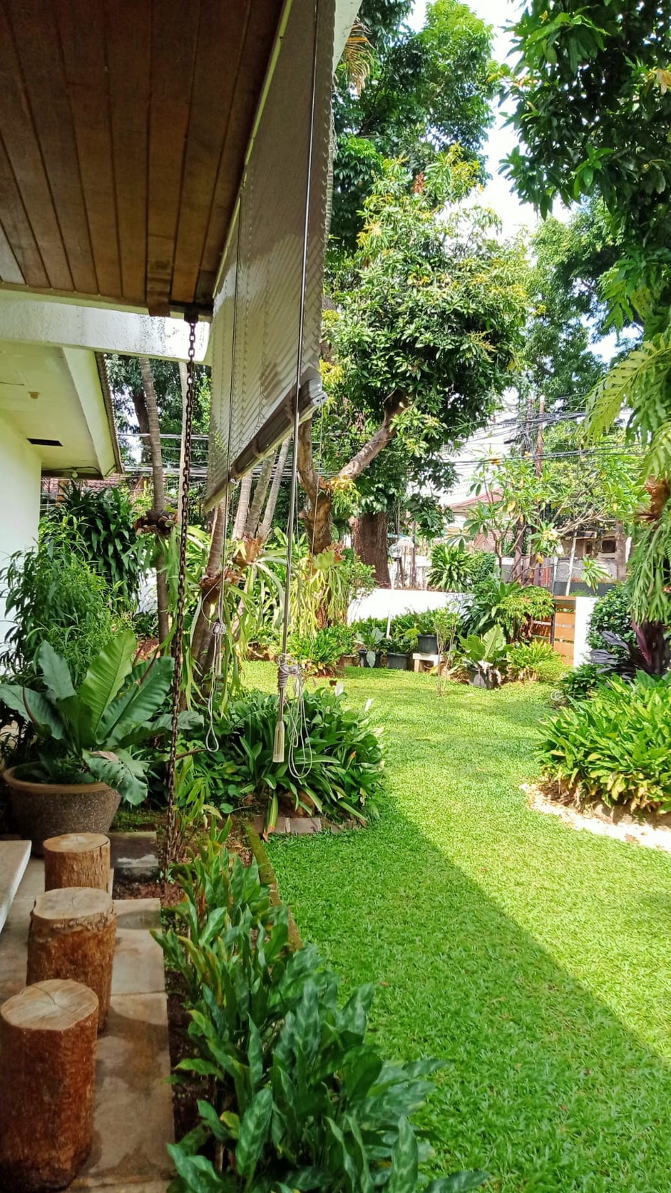 Rumah Dengan Halaman Luas dan Strategis @Caringin Timur, Cilandak