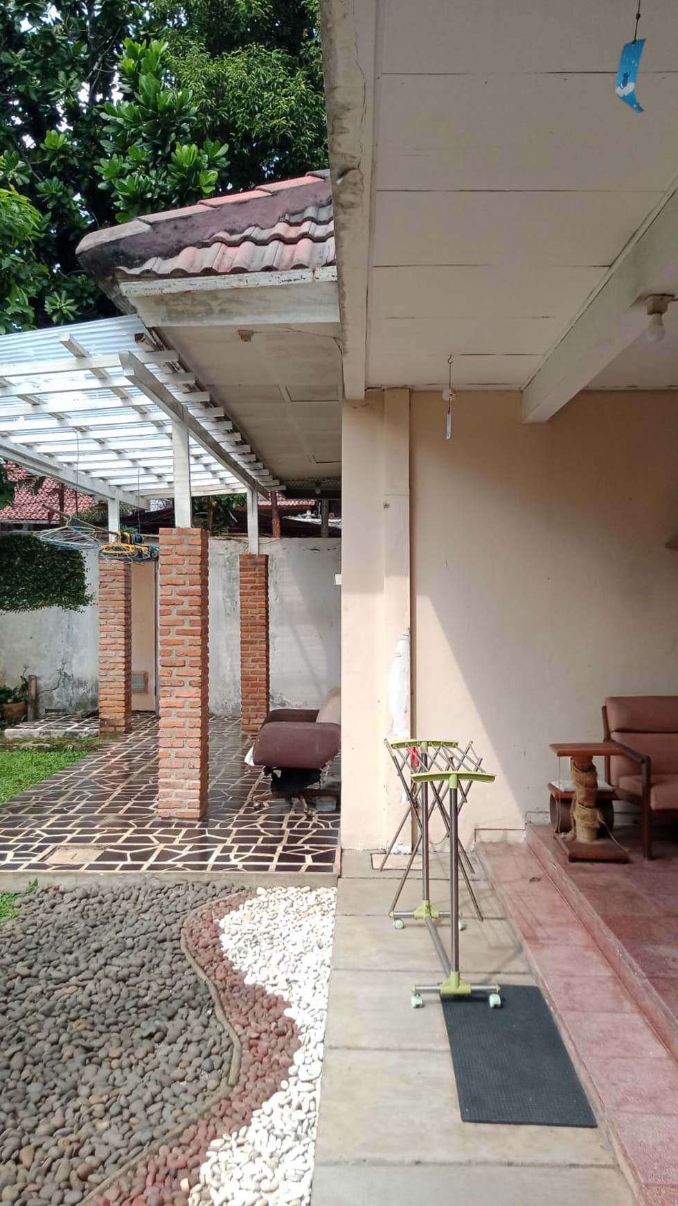 Rumah Dengan Halaman Luas dan Strategis @Caringin Timur, Cilandak