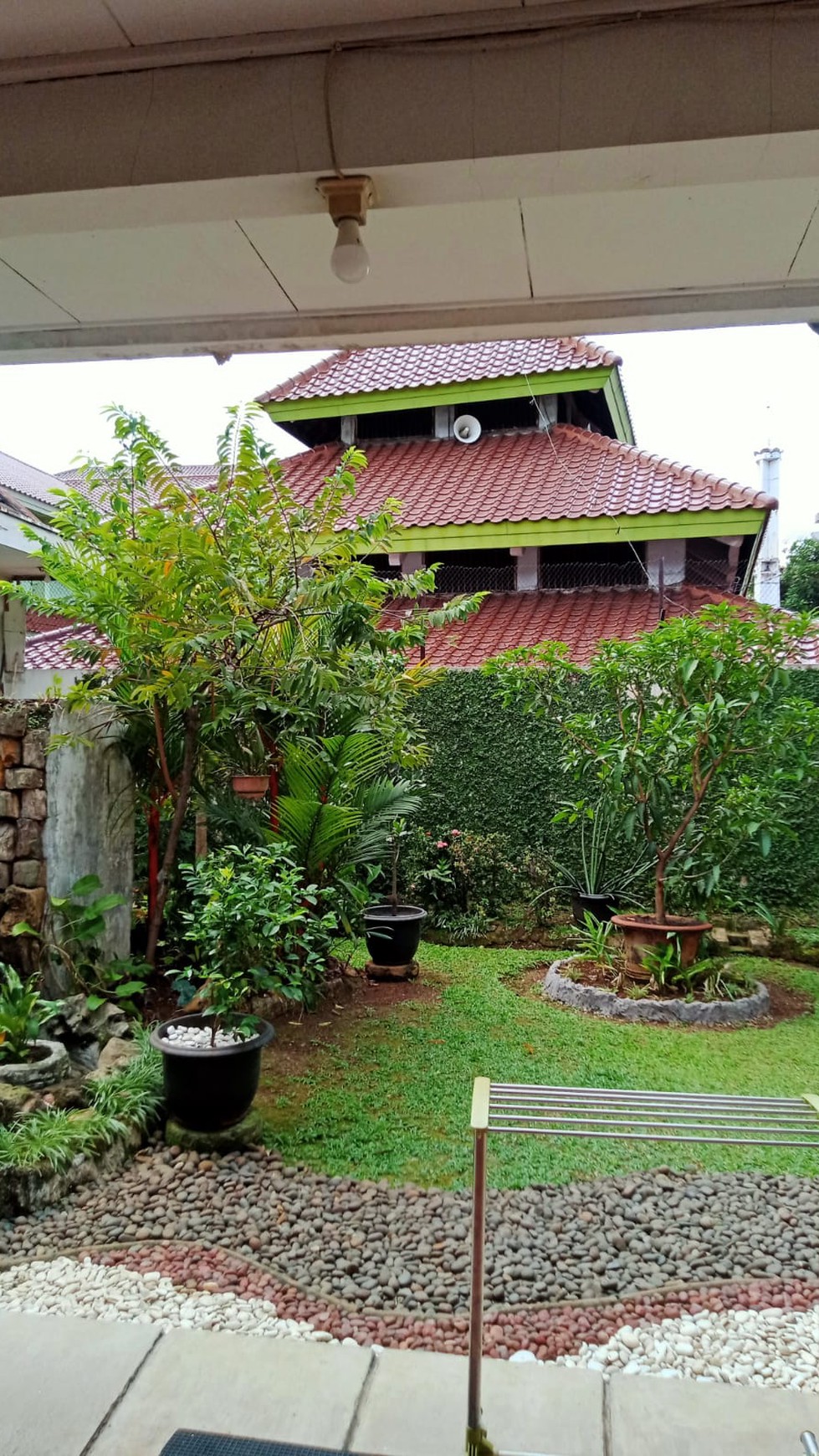 Rumah Dengan Halaman Luas dan Strategis @Caringin Timur, Cilandak