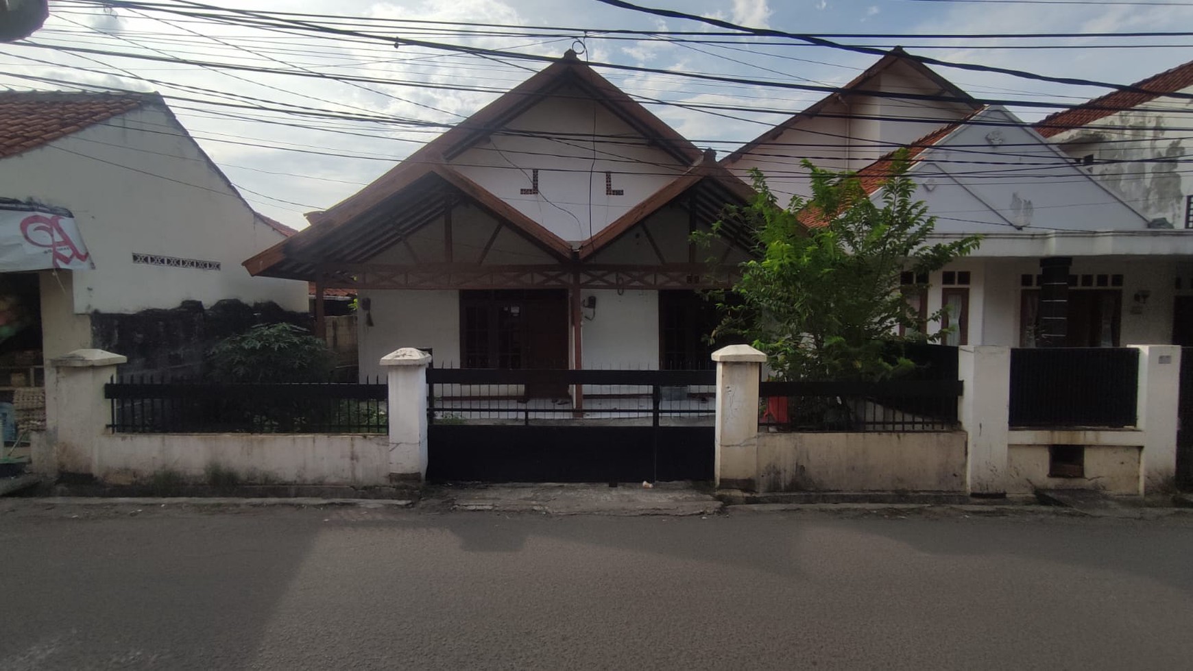 Rumah 1 Lantai, Lokasi strategis di Pondok Aren tangerang selatan, cocok utk kos2an , dekat dg RS, puskesmas, sekolah , pasar, shm , atau utk investasi rmh sewa