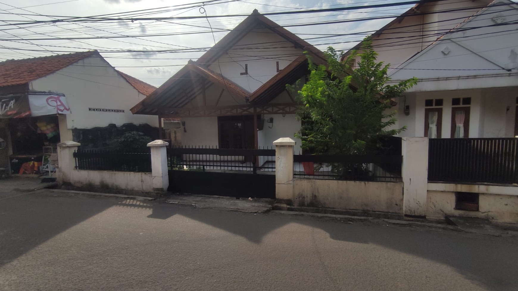 Rumah 1 Lantai, Lokasi strategis di Pondok Aren tangerang selatan, cocok utk kos2an , dekat dg RS, puskesmas, sekolah , pasar, shm , atau utk investasi rmh sewa