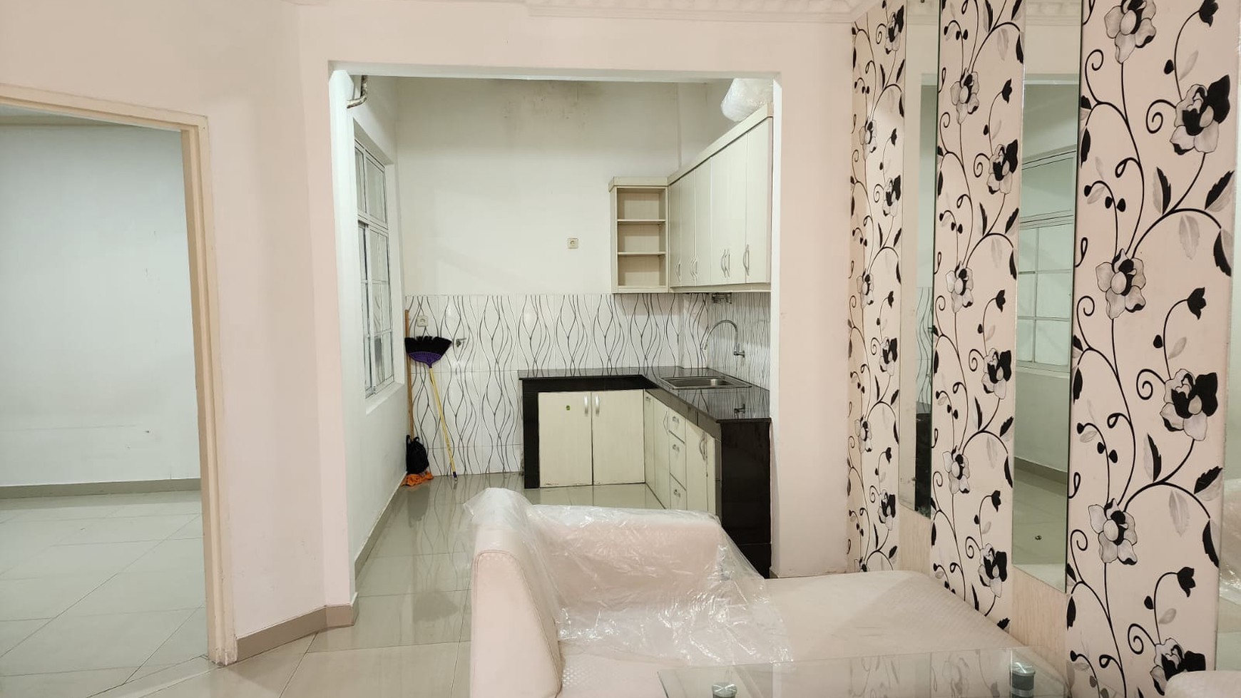 Disewakan townhouse Taman Paris 2 Lippo karawaci Tangerang