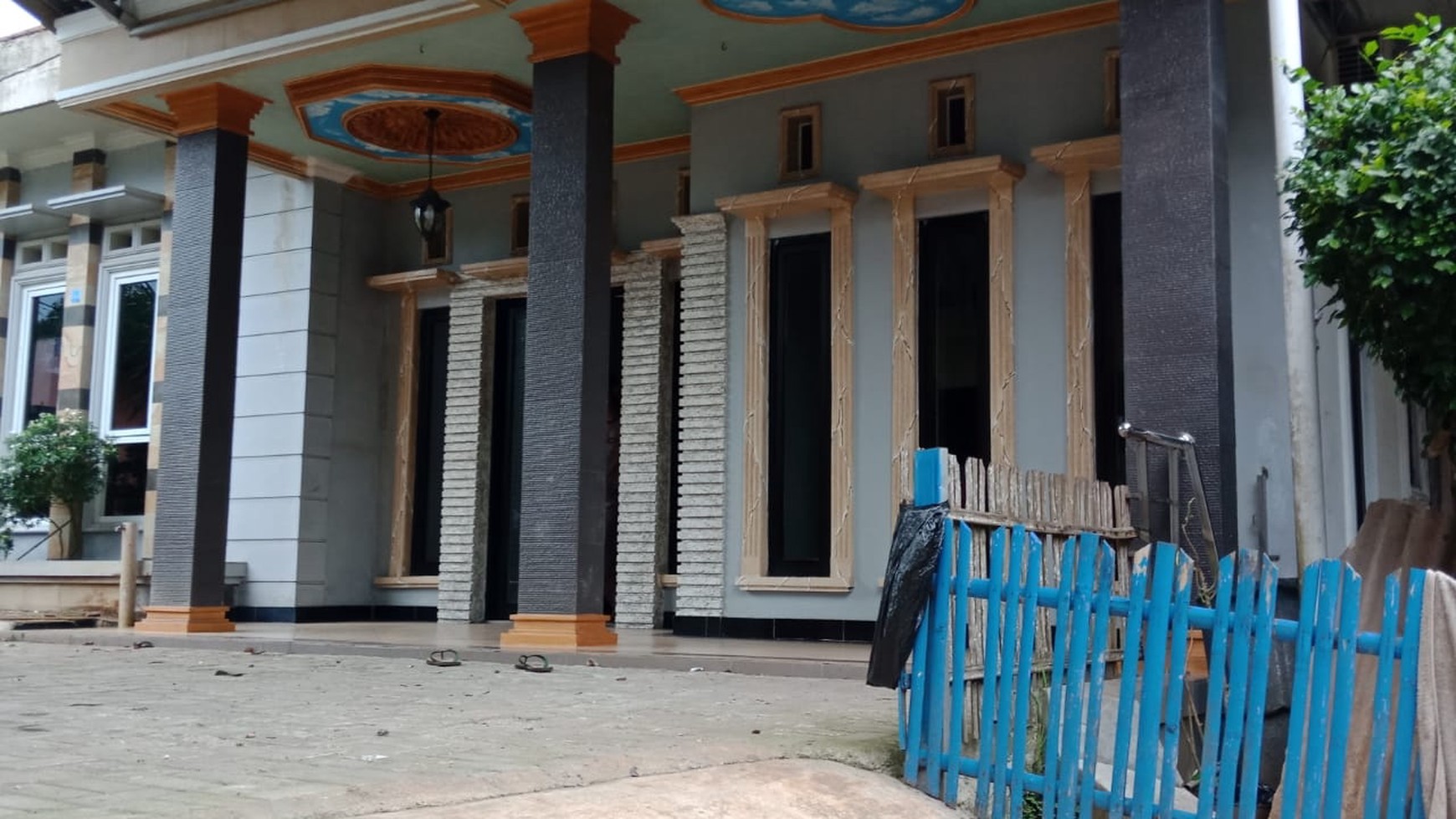 Tanah komersial siap untuk diinvestasikan. Bonus rumah 125 m2.