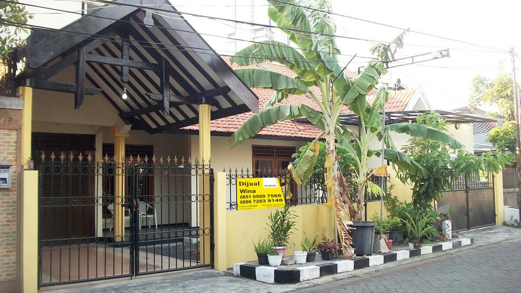 Rumah di Jemur Andayani Surabaya Selatan, Terawat, Row Jalan Lebar