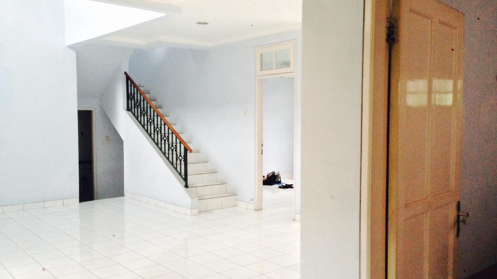 Di jual rumah cantik dua lantai semi furnished di Kota Wisata