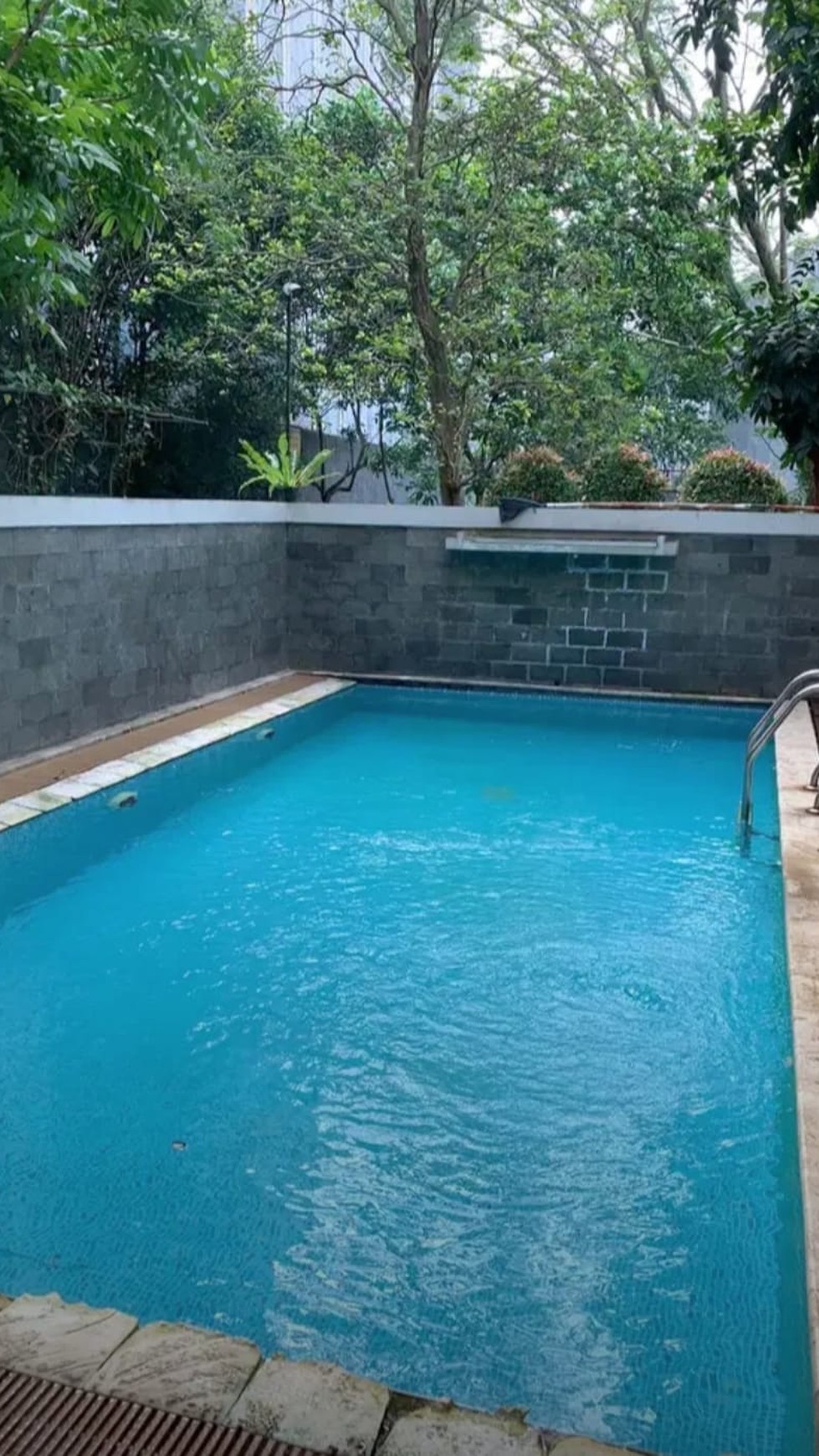 Rumah rapi dan terawat di Foresta