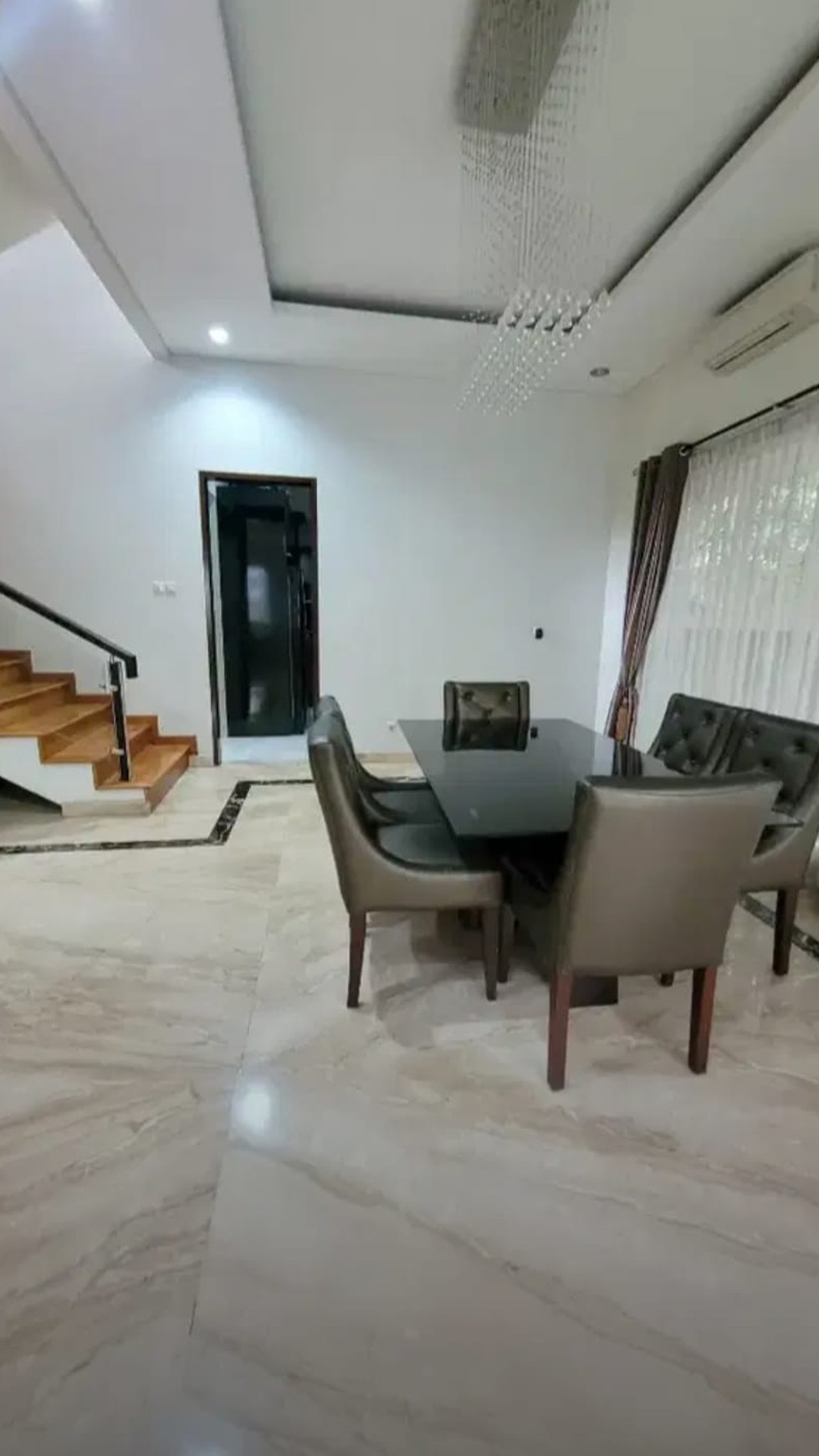 Rumah rapi dan terawat di Foresta