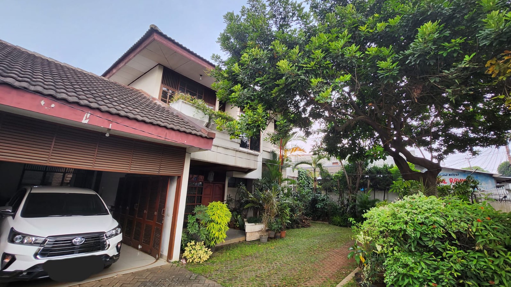 Rumah Lokasi Strategis dengan Ceiling Tinggi dan Hunian Asri @Ulujami, Pesanggrahan