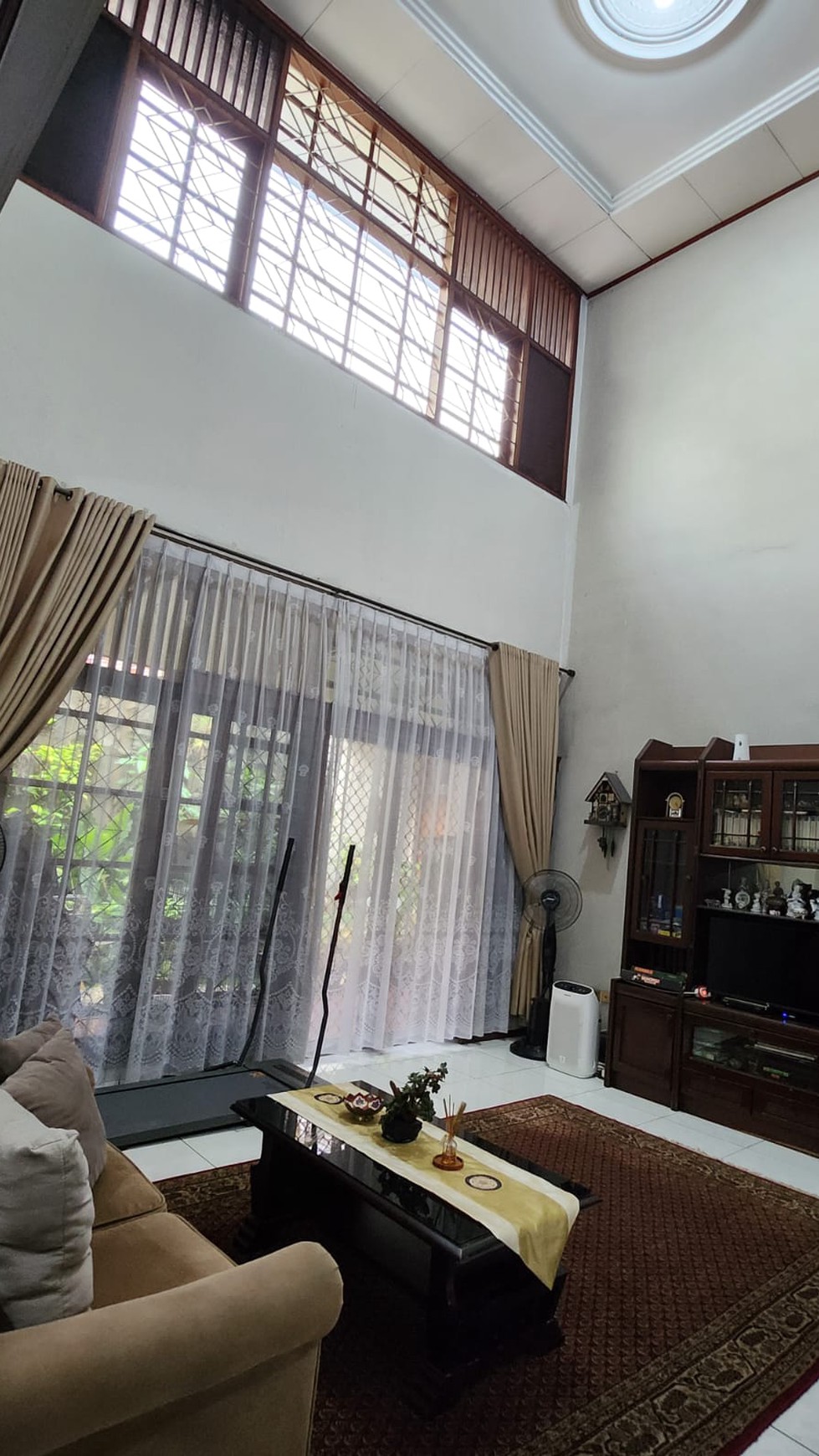 Rumah Lokasi Strategis dengan Ceiling Tinggi dan Hunian Asri @Ulujami, Pesanggrahan