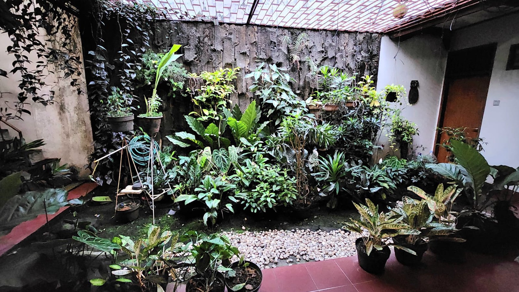 Rumah Lokasi Strategis dengan Ceiling Tinggi dan Hunian Asri @Ulujami, Pesanggrahan