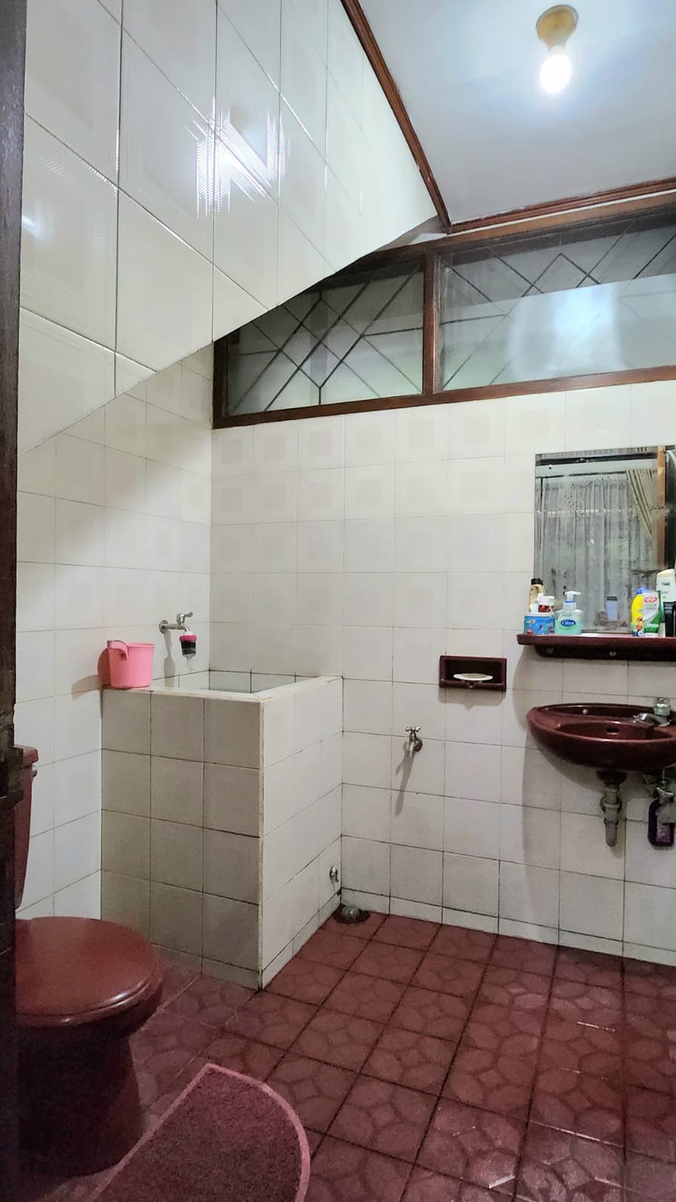 Rumah Lokasi Strategis dengan Ceiling Tinggi dan Hunian Asri @Ulujami, Pesanggrahan