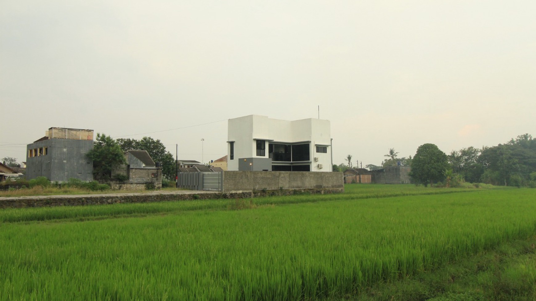 RUMAH DENGAN KONSEP MODERN MINIMALIS, DI JL PARANGTRITIS KM 7.