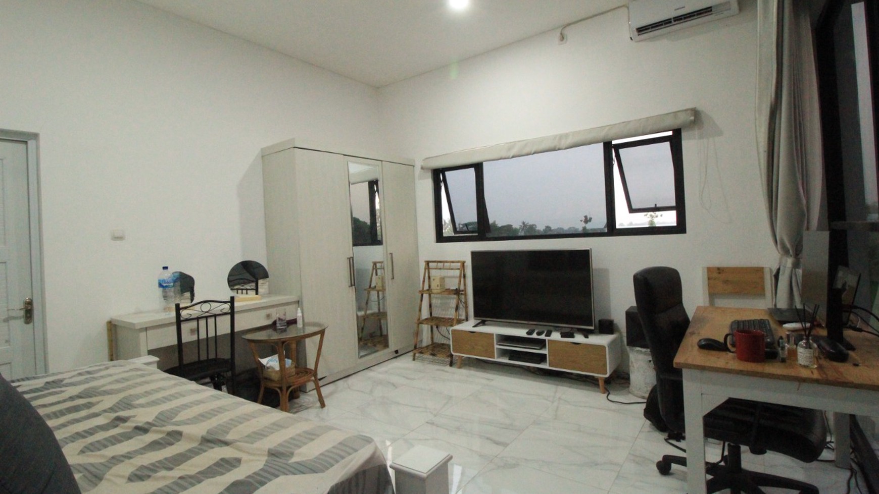 RUMAH DENGAN KONSEP MODERN MINIMALIS, DI JL PARANGTRITIS KM 7.