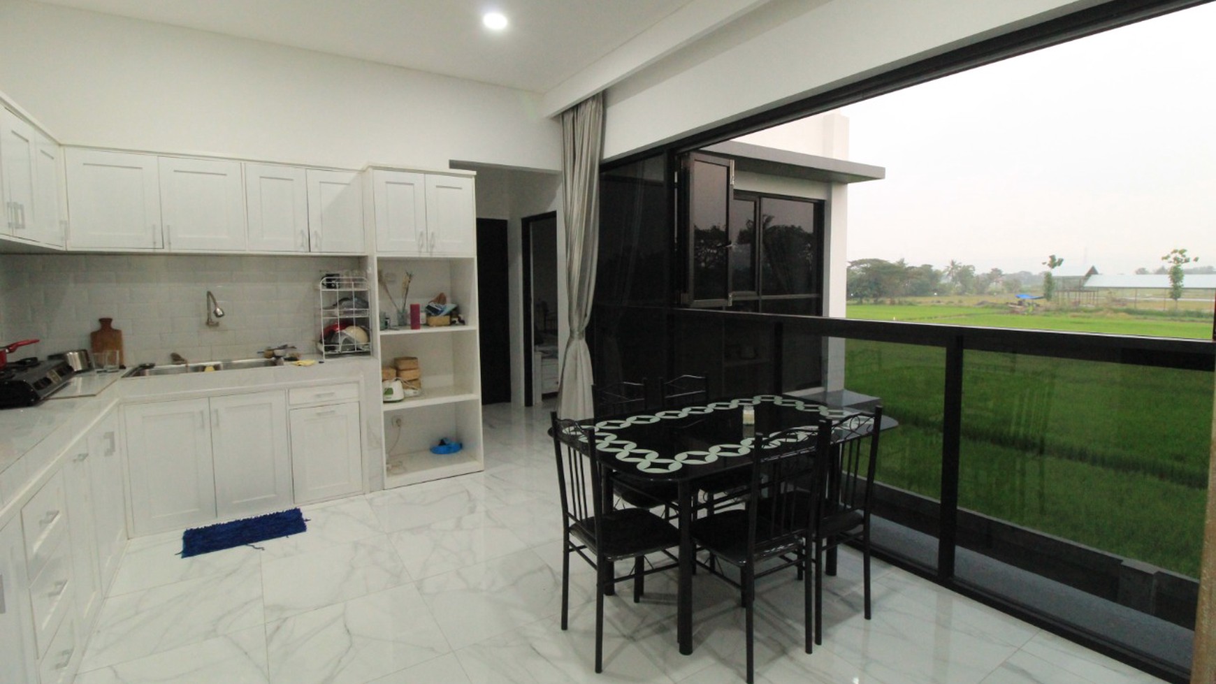 RUMAH DENGAN KONSEP MODERN MINIMALIS, DI JL PARANGTRITIS KM 7.