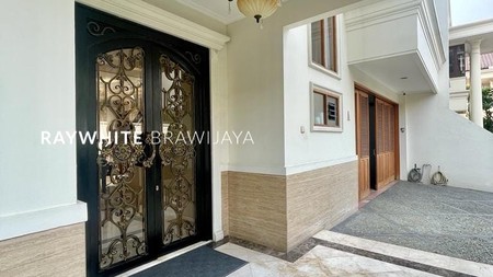 Rumah Mewah dalam Kompleks Tenang Area Kemang