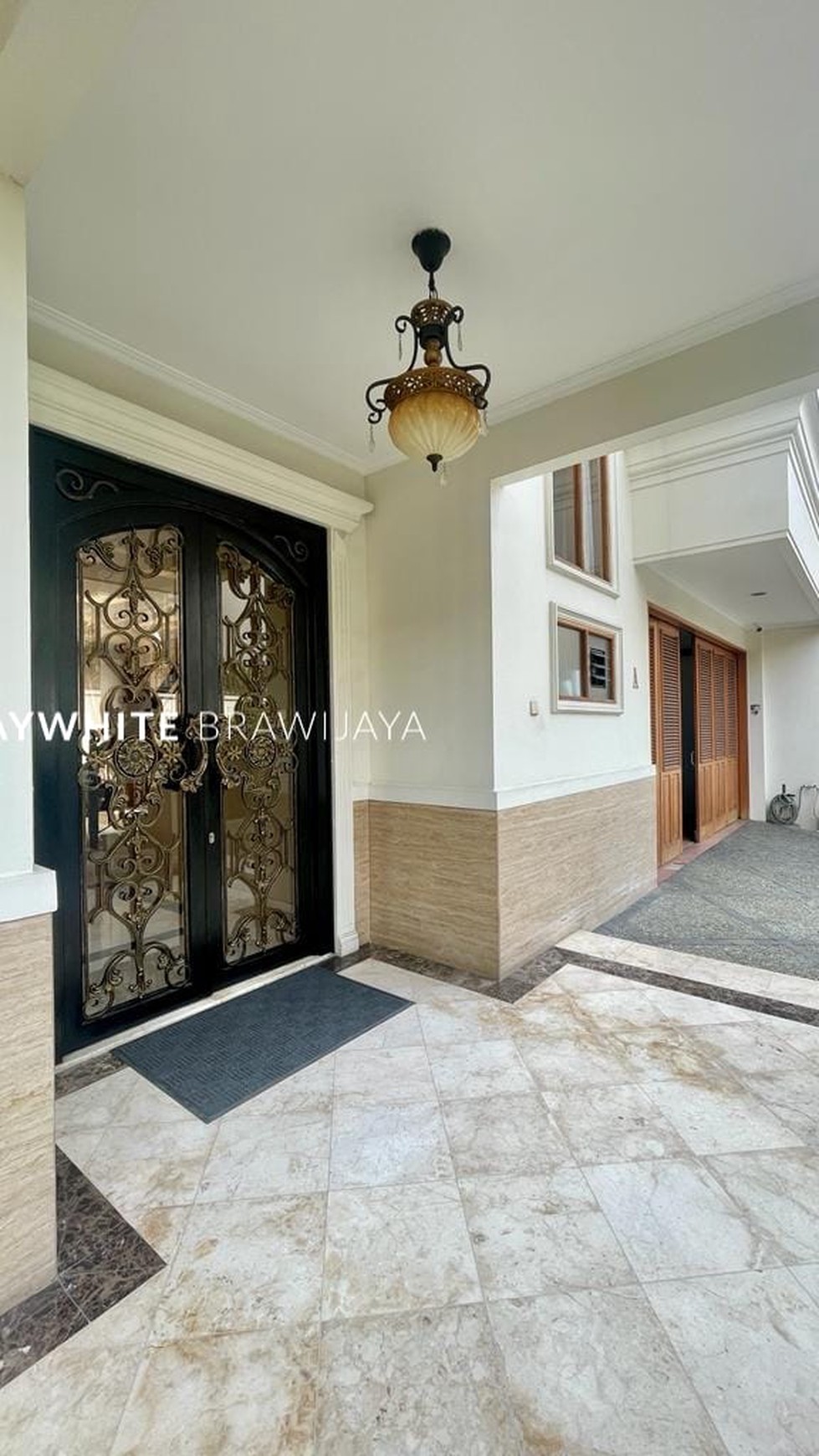 Rumah Mewah dalam Kompleks Tenang Area Kemang