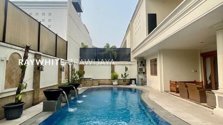 Rumah Mewah dalam Kompleks Tenang Area Kemang 