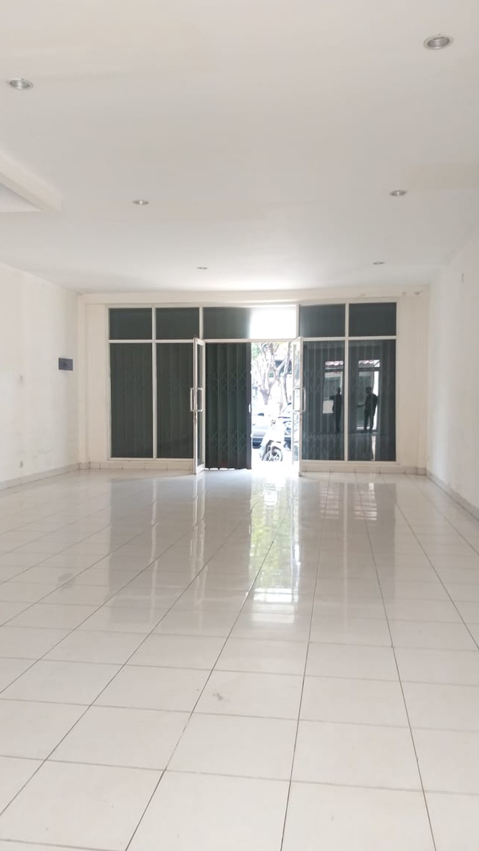 Ruko 3 Lantai, Lokasi Strategis di Emerald Avenue Bintaro Sektor 9