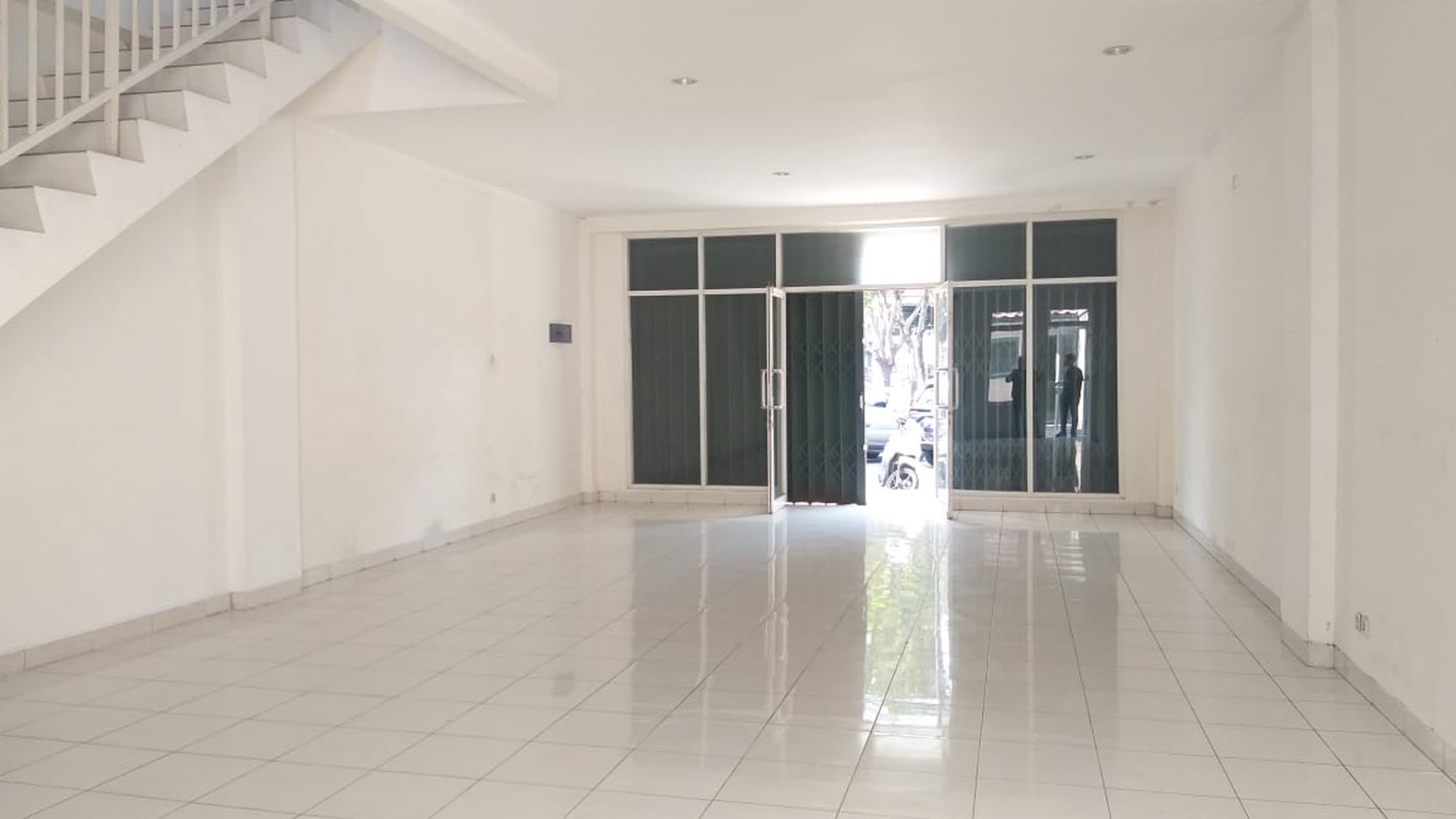 Ruko 3 Lantai, Lokasi Strategis di Emerald Avenue Bintaro Sektor 9