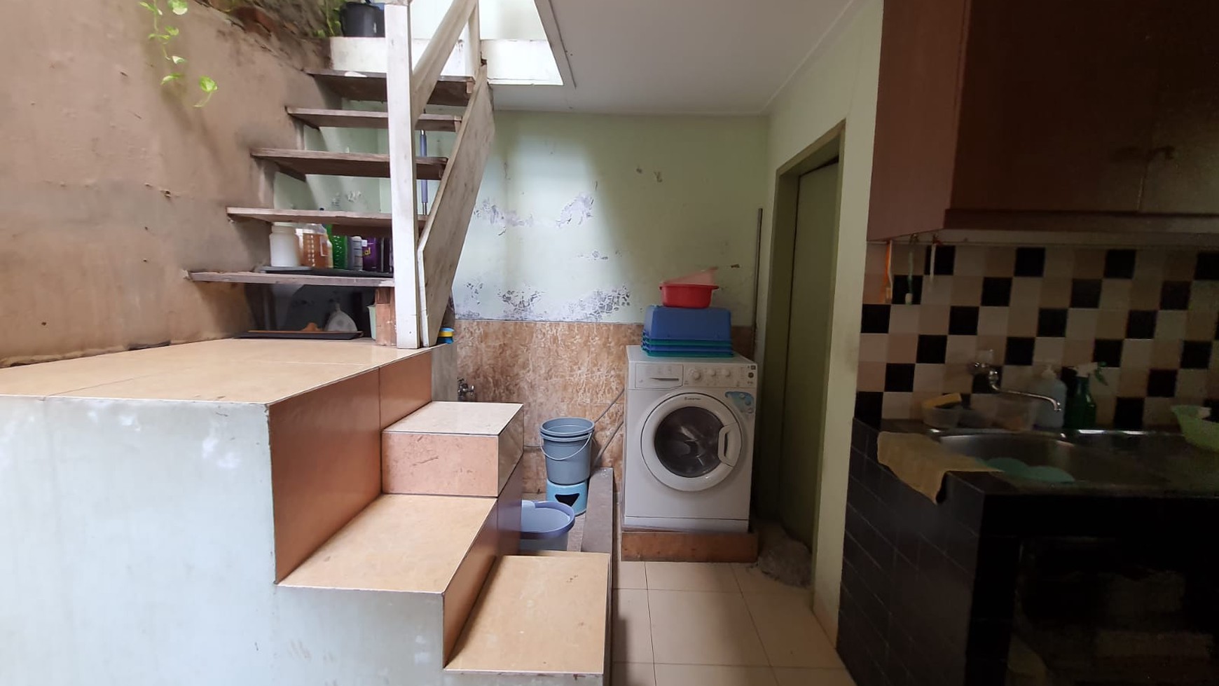 Dijual Rumah dan Kos-kosan 3,5 lantai.