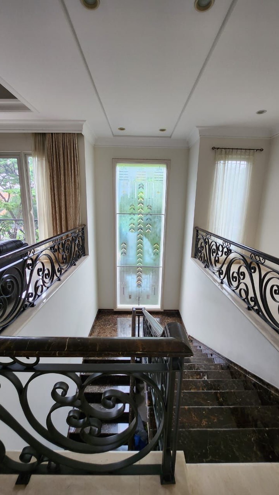 Rumah Graha Famili Surabaya Full MARMER + Golf View + Lokasi Bagus - TerMURAH 