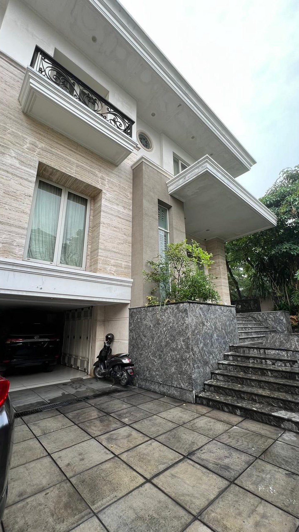 Rumah Graha Famili Surabaya Full MARMER + Golf View + Lokasi Bagus - TerMURAH 