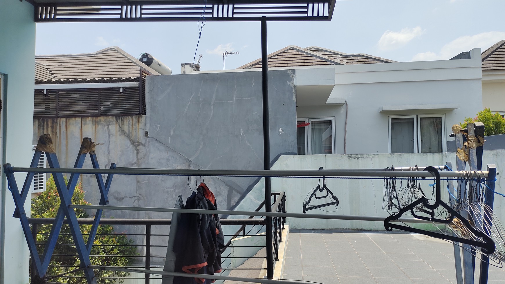 Rumah Sewa Full Furnished di Bellevue Kota Wisata 