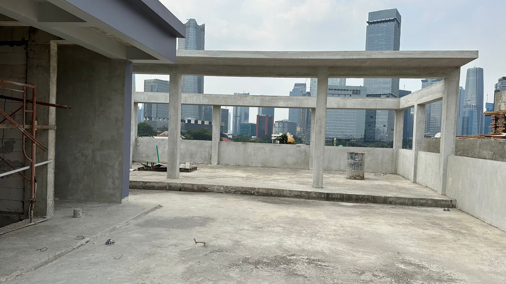 Senopati Area bangunan 5 lantai, available for Lease