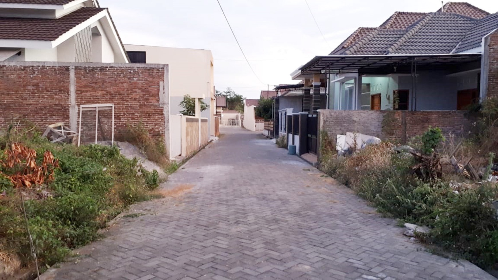 RUMAH TINGGAL SIAP BANGUN DENGAN KONSEP MINIMALIS DALAM PERUMAHAN.