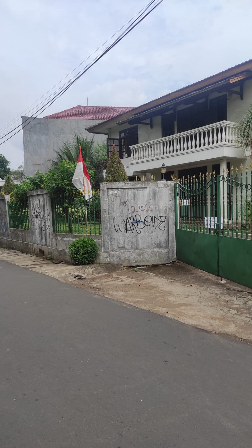 Rumah 2 lantai dengan halam depan yang luas, lokasi strategis, bebas banjir