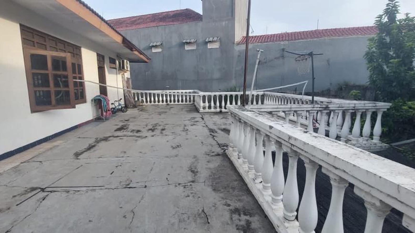 Rumah 2 lantai dengan halam depan yang luas, lokasi strategis, bebas banjir