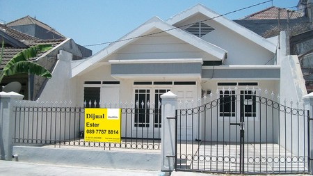 Rumah di Baruk Barat Surabaya Timur, Dekat Jl. Dr. Ir. Soekarno (MERR), Hadap Selatan, Siap Huni - EA -