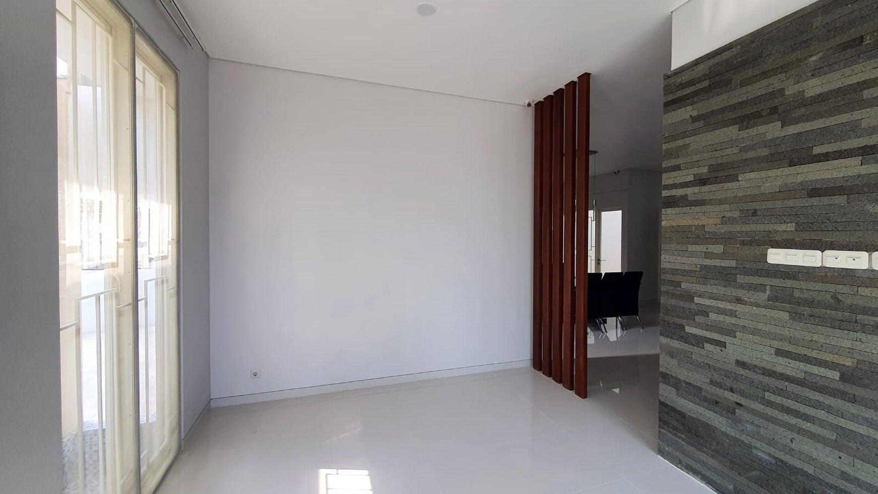 Rumah Baru Citraland di Woodland Surabaya Barat, Minimalis, 2 Lantai, Semi Furnished, Hook/Pojokan, siap huni