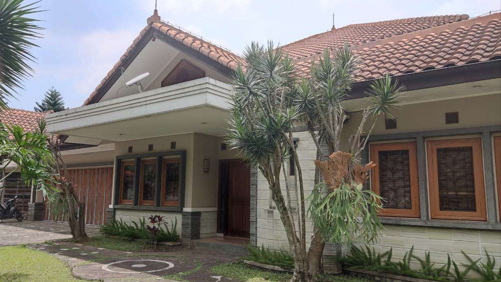 RUMAH LUXURY, MODERN DAN NYAMAN!! Rumah 3 Lantai di Dago Pakar, Bandung!