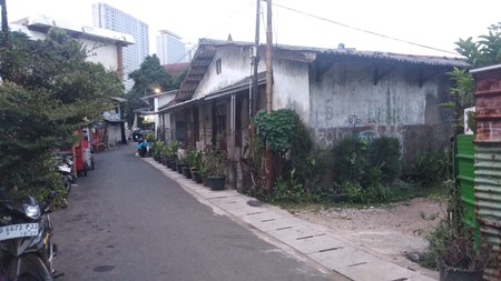 Rumah Hitung dengan Halaman Luas dan Terdapat Tempat Usaha @Jl Kramat, Senen